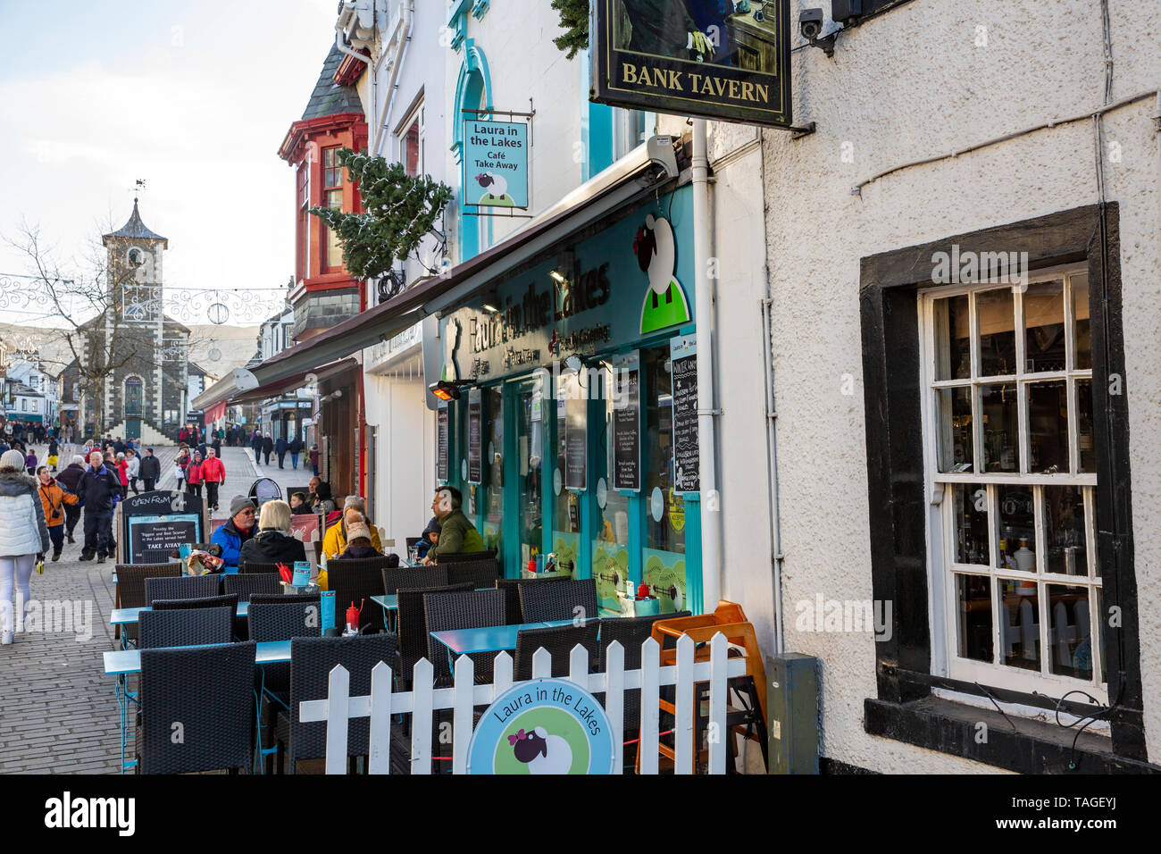 Winter Tag in Keswick Stadtzentrum mit Menschen außerhalb ein Cafe, Cumbria, England Stockfoto