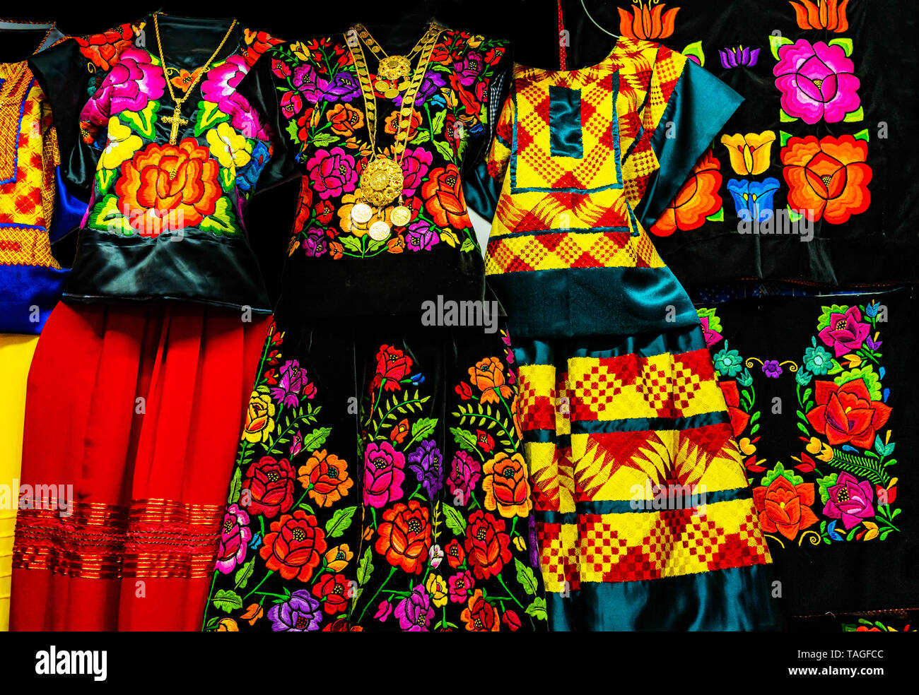 Mexikanische Traditionelle Kleider Stockfotos und -bilder Kaufen - Alamy
