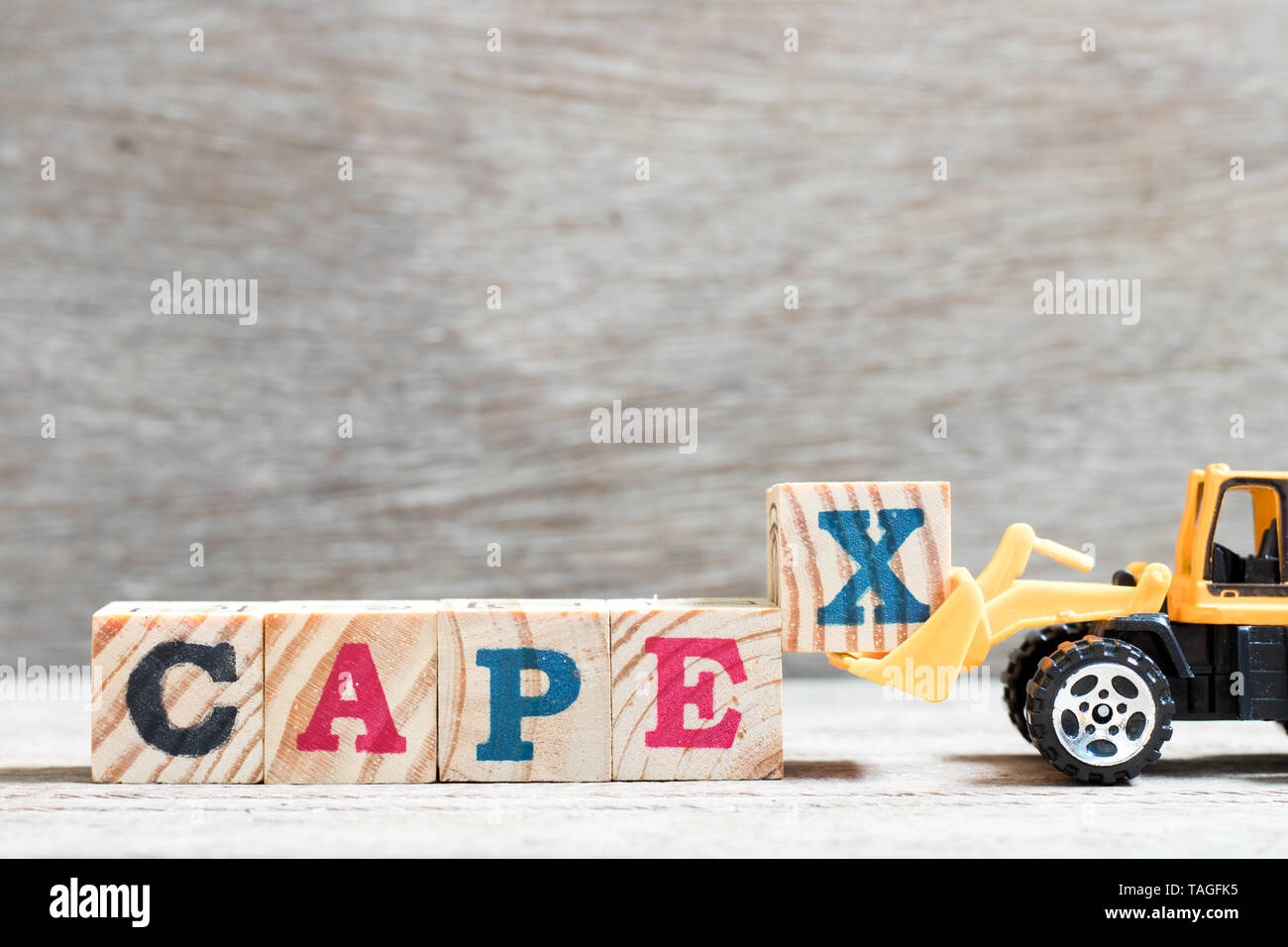 Spielzeug Gabelstapler Buchstaben gedrückt. block x zu Wort capex (Abkürzung für Investitionen) auf Holz Hintergrund abgeschlossen Stockfoto