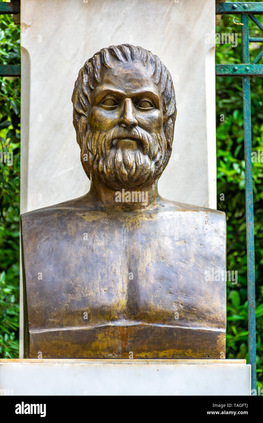 Die Bronzestatue des Griechischen tragischen Dichter Euripides in der Nähe vom Syntagma-Platz in Athen, Griechenland Stockfoto