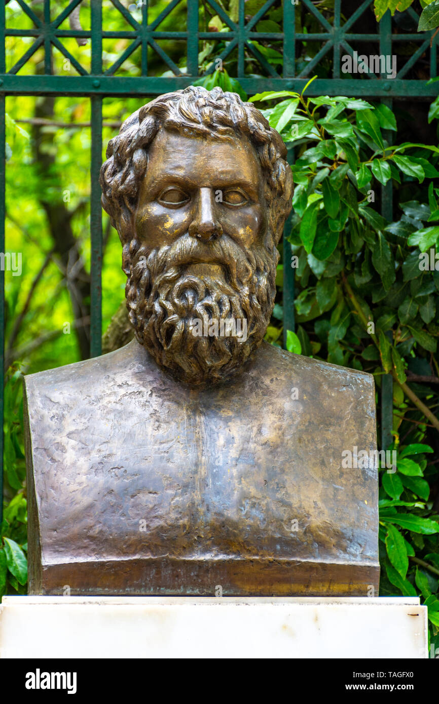 Die Bronzestatue des Griechischen tragischen Dichter Sophokles in der Nähe vom Syntagma-Platz in Athen, Griechenland Stockfoto