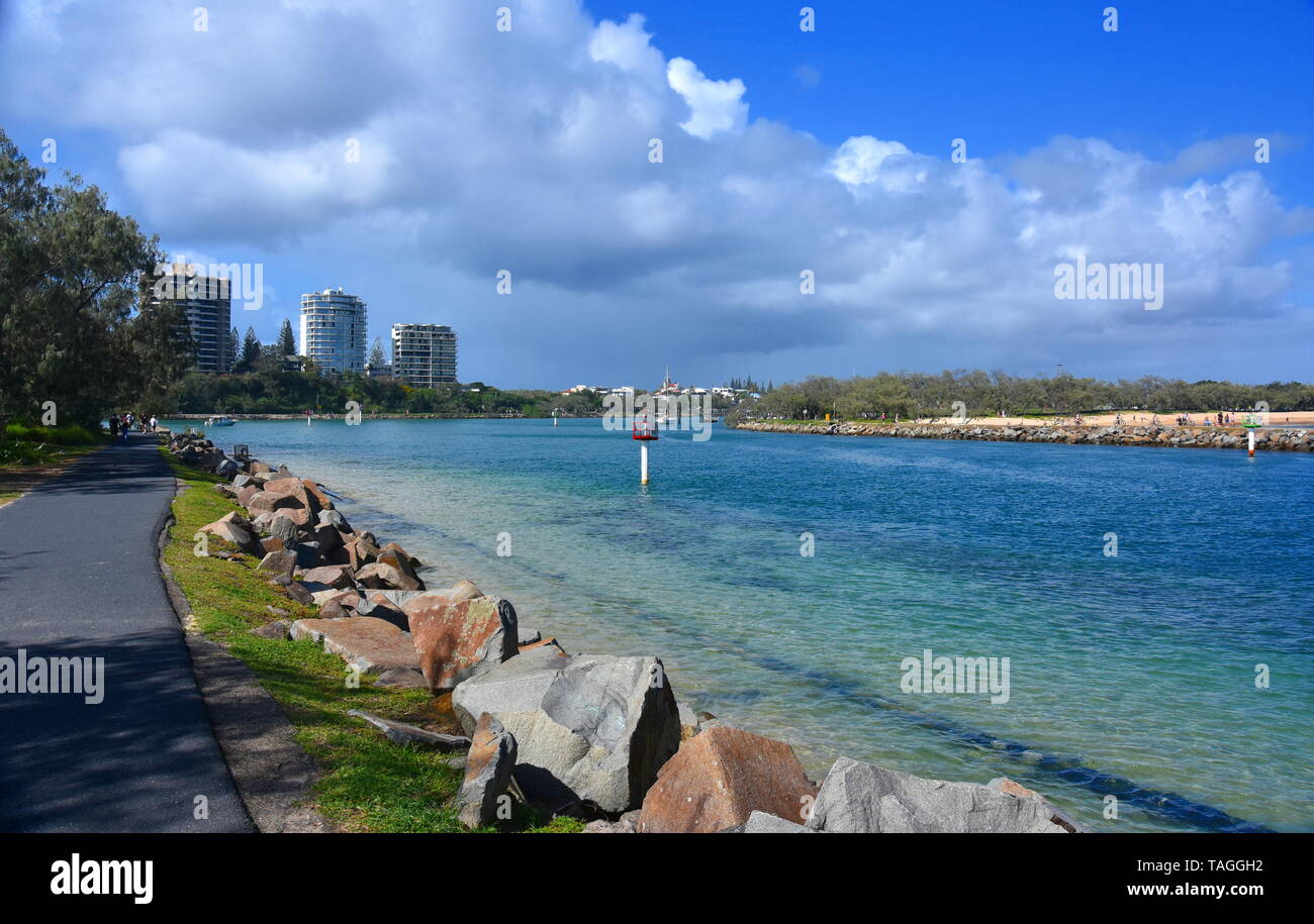 Buddina, Australien - 21.April 2019. Mooloolaba Marina am Mooloolah River auf einem sonnigen, aber bewölkten Tag. Felswand entlang Mooloolah River (Sunshine Coast, Qu Stockfoto