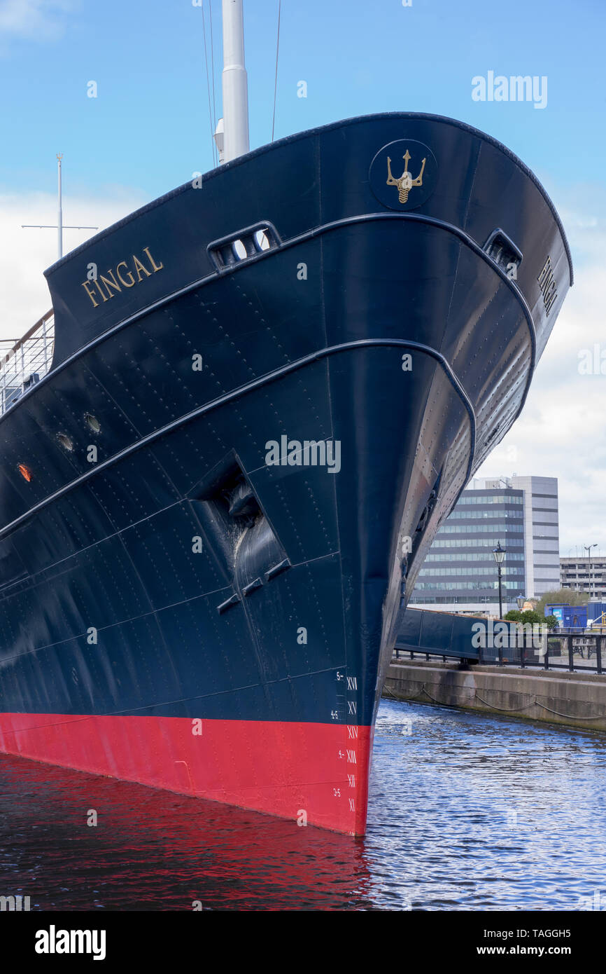 Der Bug eines Schiffes mit Stahlplatten und Nieten gebaut Stockfoto
