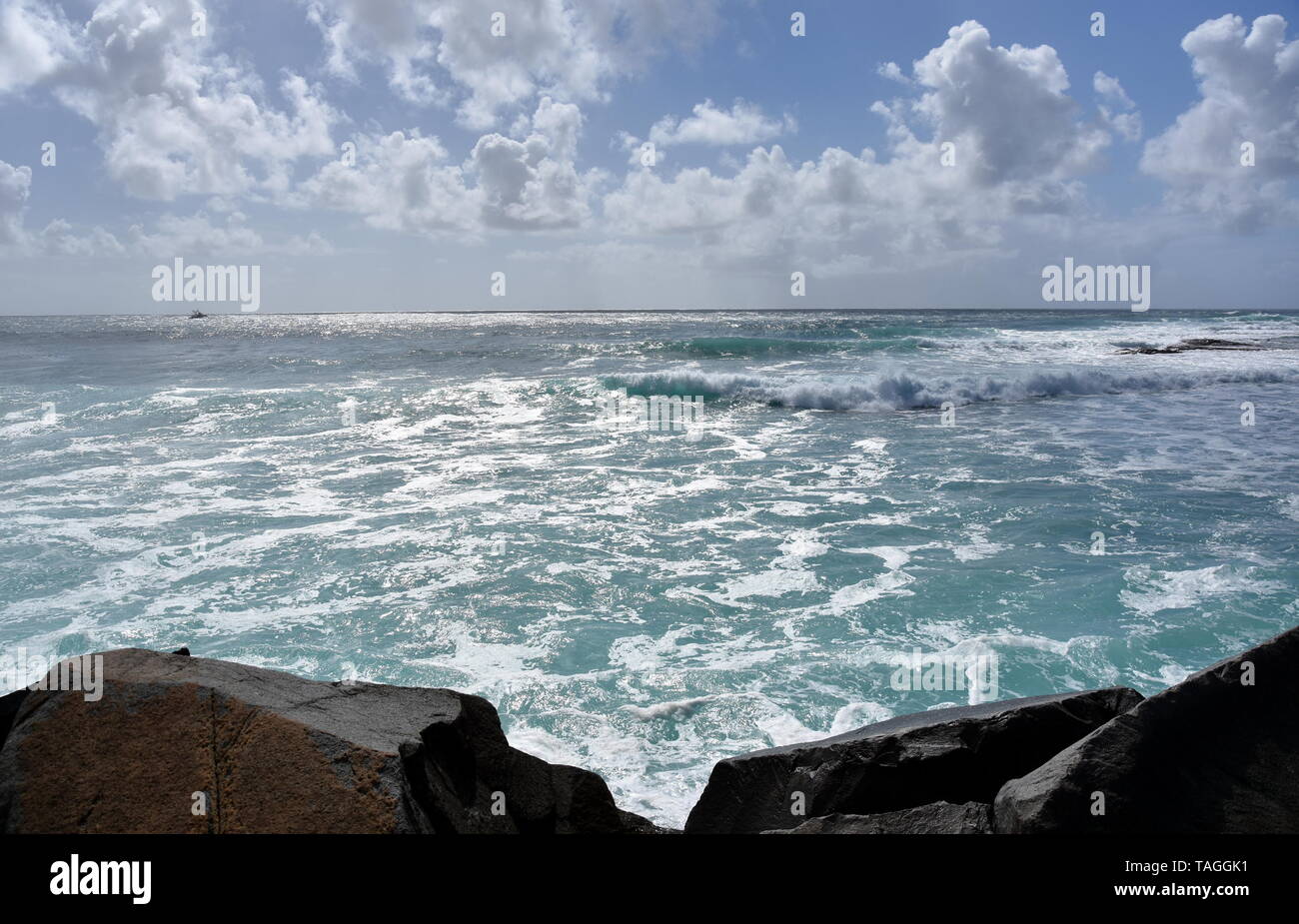 Schönes Wetter am Strand entlang Buddina Pacific Boulevard (Sunshine Coast, Queensland, Australien). Blick von der breakwall. Stockfoto