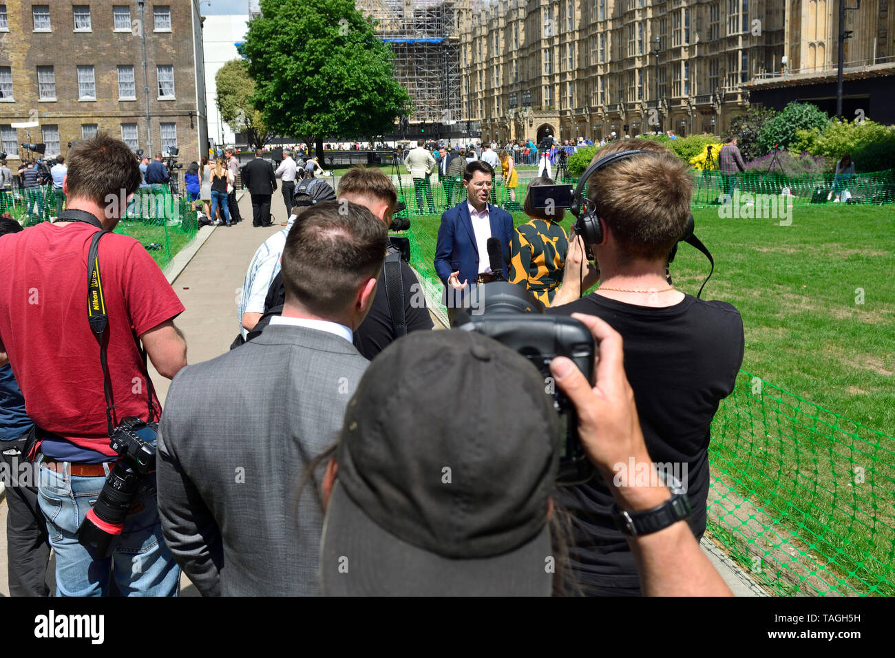 James Brokenshire MP, Staatssekretär für Wohnungswesen, Gemeinschaften und lokalen einzufuehren, interviewte auf College Green, Westminster, 24. Mai 2019, die d Stockfoto