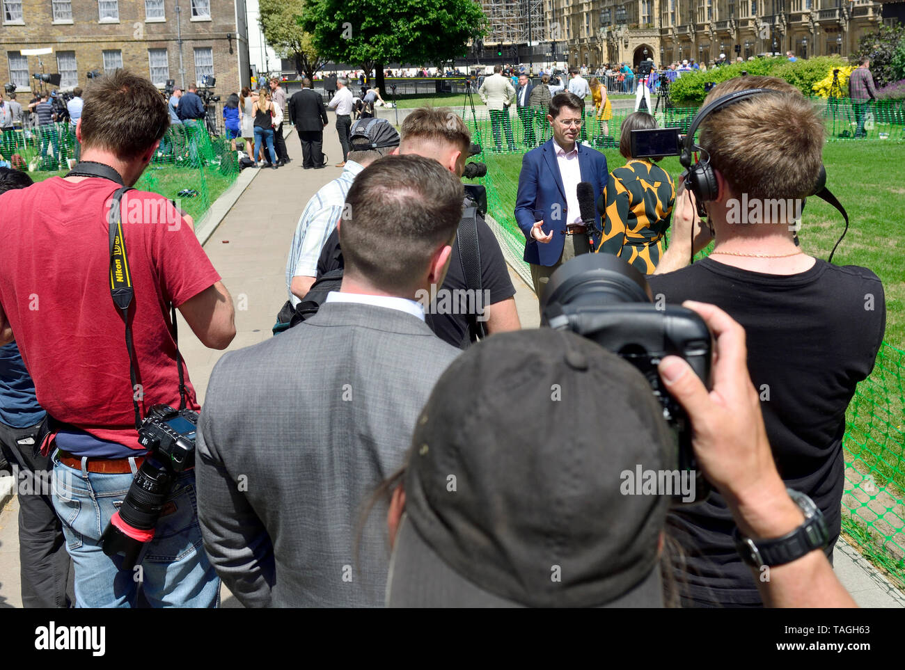 James Brokenshire MP, Staatssekretär für Wohnungswesen, Gemeinschaften und lokalen einzufuehren, interviewte auf College Green, Westminster, 24. Mai 2019, die d Stockfoto