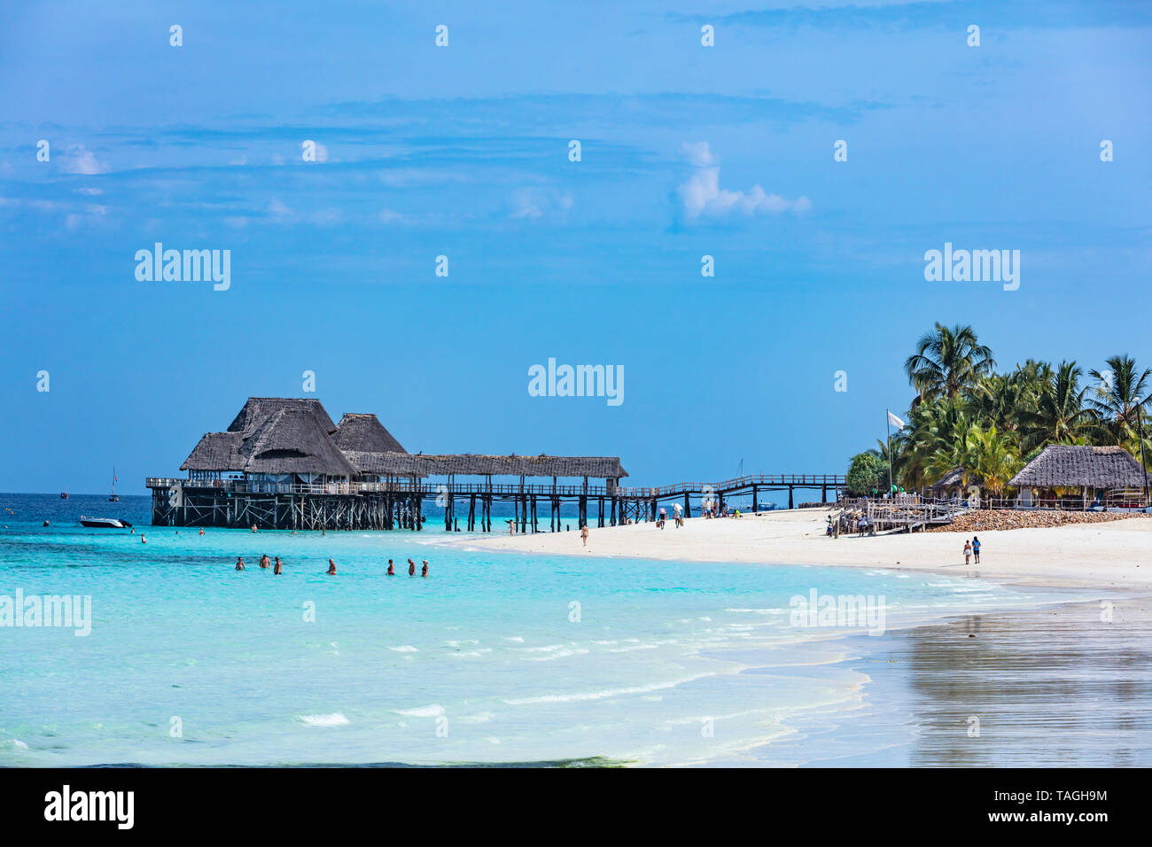 Kendwa, Zanzibar-March 4, 2019: die Menschen touristische genießen vacantions zu Fuß am Strand und Baden Stockfoto