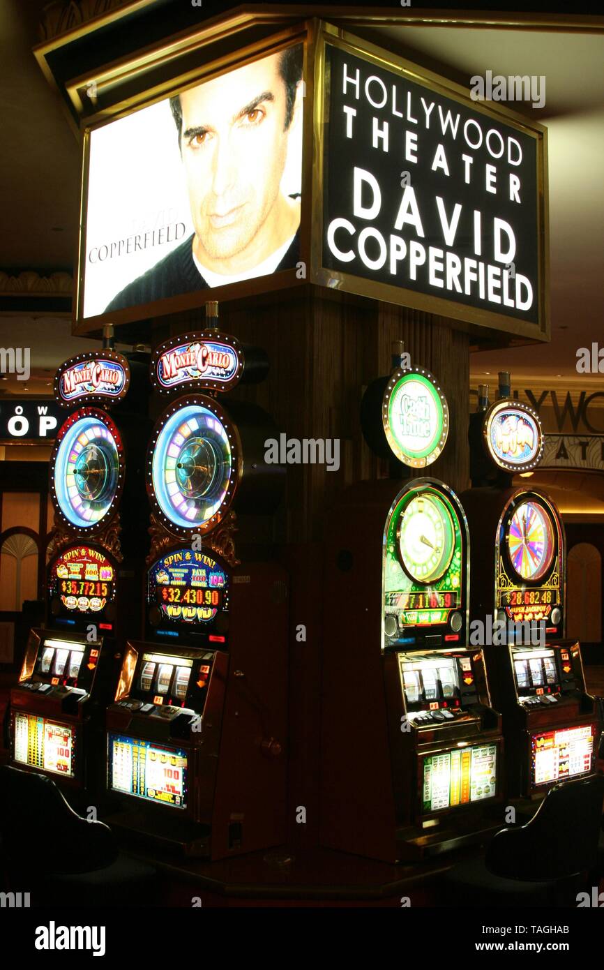 LAS VEGAS (Nevada), USA - 18. AUGUST. 2009: Blick auf Spielautomaten in ein Casino mit Werbung für David Copperfield show Stockfoto