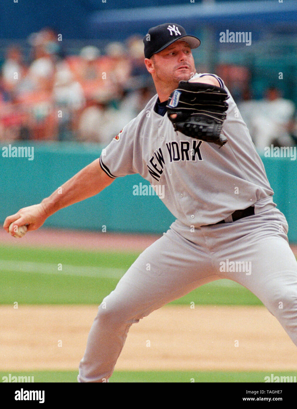 New York Yankee Krug Roger Clemens während eines Spiels mit den Florida Marlins am Joe Robbie Stadium im Jahr 2001 in Miami, Florida. Stockfoto
