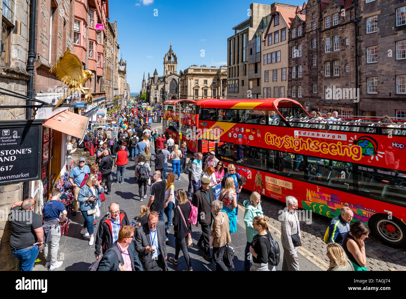 Blick auf viele Touristen auf der Straße an der Royal Mile voll am Lawnmarket in Altstadt von Edinburgh, Schottland, Großbritannien Stockfoto