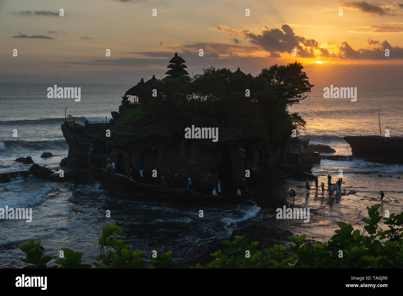 Die bekanntesten hinduistischen Tempel auf Bali, die Tanah Lot Tempel auf Bali, Indonesien bei Sonnenuntergang. Stockfoto