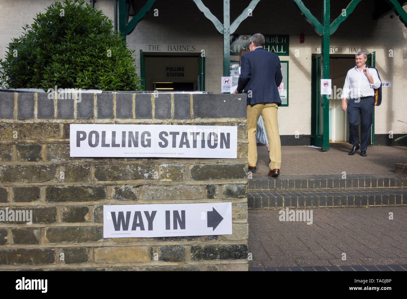 UK Wähler auf die europäischen Wahlen am Wahltag im Wahllokal in Barnes, Richmond Upon Thames, Großbritannien Stockfoto