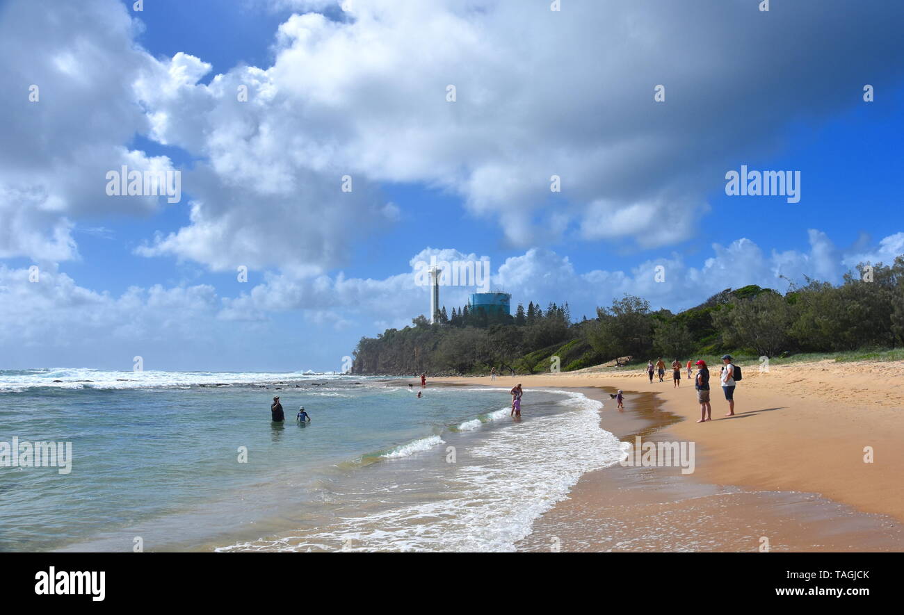 Buddina, Australien - 21.April 2019. Menschen entspannend auf buddina Strand am Pazifik Boulevard (Sunshine Coast, Queensland, Australien) an einem schönen Tag Stockfoto