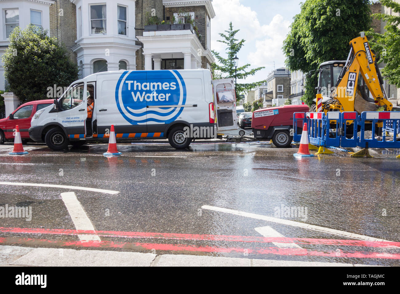 Eine Besatzung für die Wartung der Themse besucht eine Berstwasserleitung in Earl's Court, London, England, Großbritannien Stockfoto
