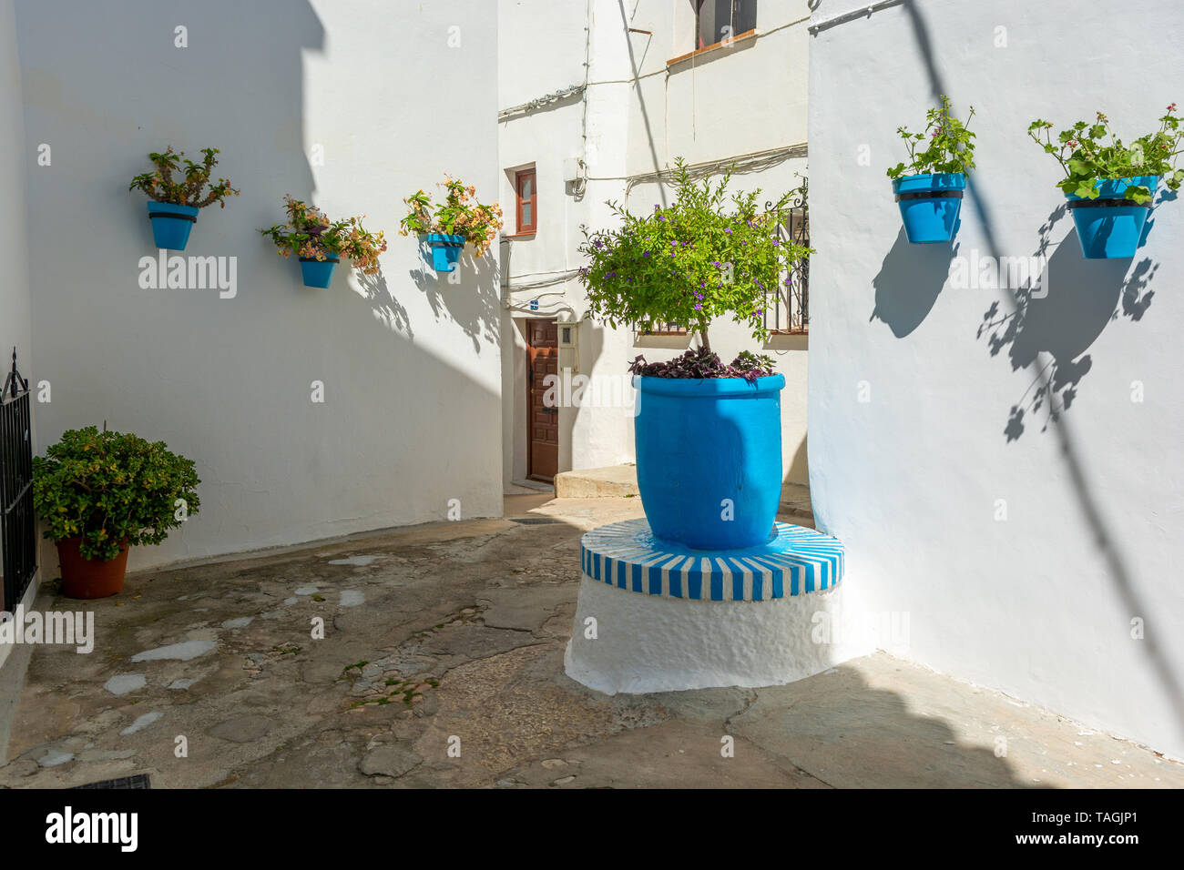 Blaue Blumentöpfe auf weißen Wänden im malerischen Bergdorf Mijas hängend, Region Andalusien, Spanien Stockfoto