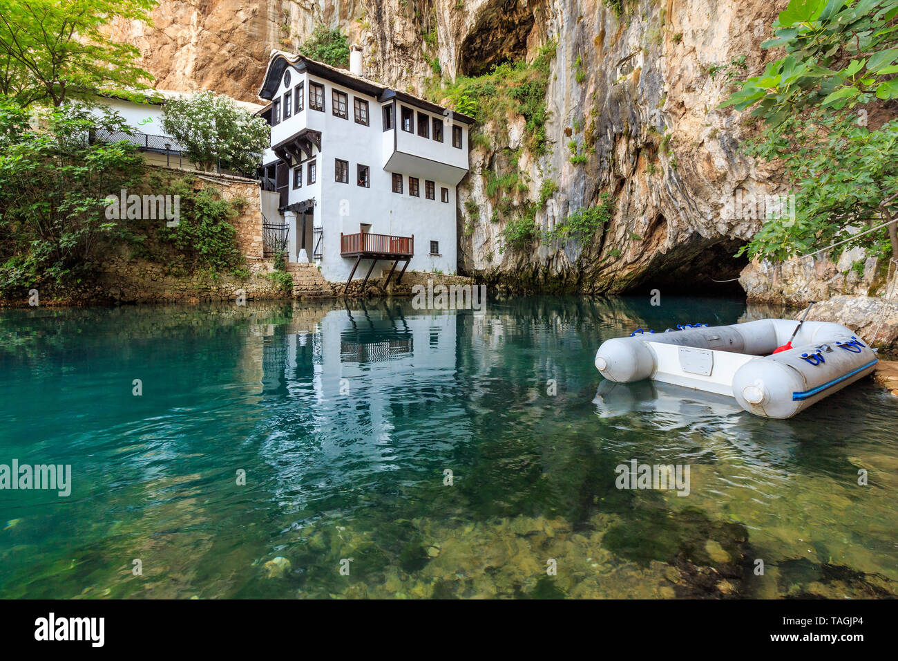 (Tekke) Blagaj Tekija Derwisch Haus, wichtiges Denkmal der frühen osmanischen Periode in Bosnien und Herzegowina und Boot in Buna Fluss Frühling Stockfoto