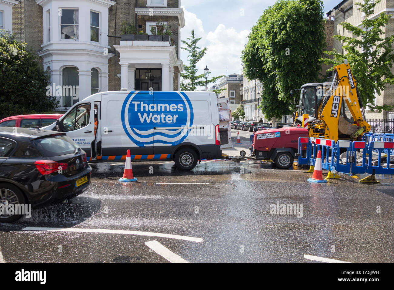 Eine Besatzung für die Wartung der Themse besucht eine Berstwasserleitung in Earl's Court, London, England, Großbritannien Stockfoto