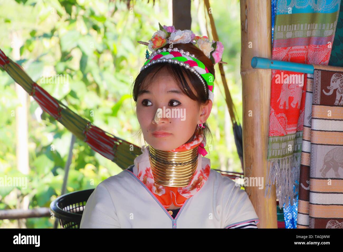 LONGNECK KAREN DORF, THAILAND - Dezember 17. 2017: In der Nähe von langen Hals Mädchen mit thanaka Kinderschminken und Messing Nackenspule Stockfoto