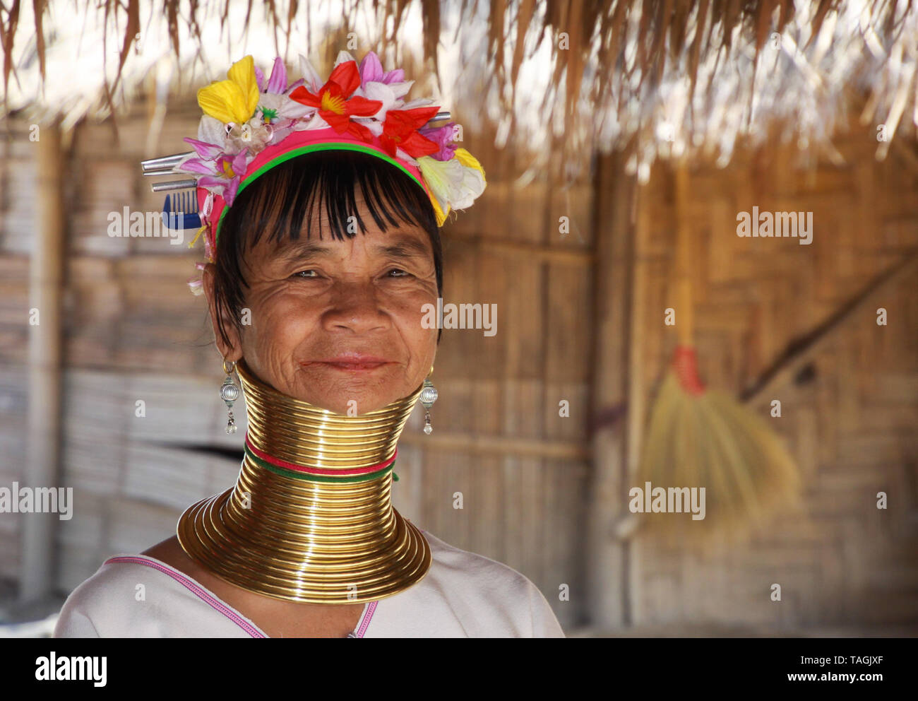 LONGNECK KAREN DORF, THAILAND - Dezember 17. 2017: Close up Portrait von alten langen Hals Frau aus Padaung Stamm, die traditionelle Messing Hals Ring. Stockfoto