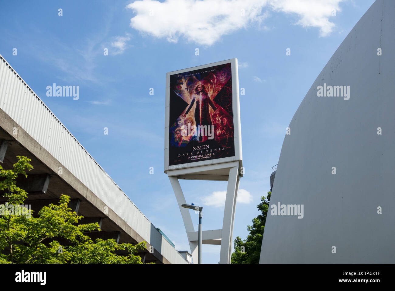 X-Men, Dark Phoenix Werbung auf einer digitalen Plakattafel neben Hammersmith, London, UK Stockfoto