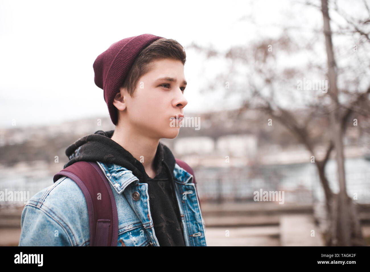 Stilvoll jugendlich Jungen 16-17 Jahre alten tragen gestrickte Hand und  Jeansjacke im Freien Stockfotografie - Alamy