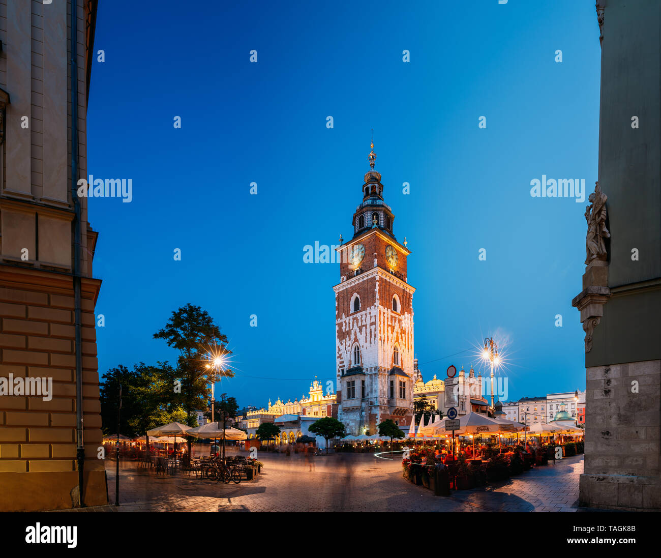 Krakau, Polen - 27. August 2018: Wahrzeichen am Altstädter Ring im Sommer Abend. Altes Rathaus turm In der Nacht Beleuchtung. UNESCO-Welterbe S Stockfoto