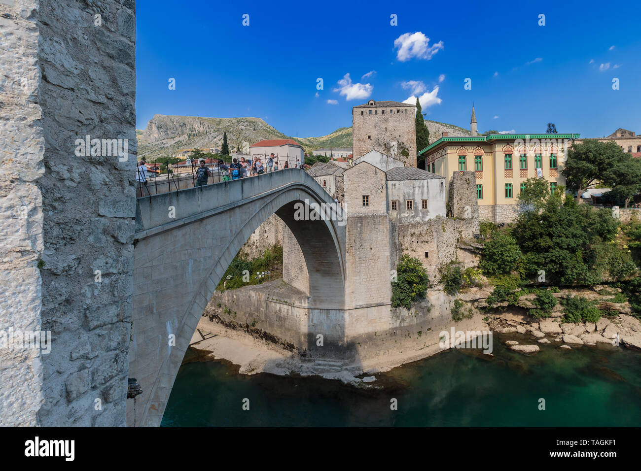 MOSTAR, BOSNIEN UND HERZEGOWINA - 13. Juli 2016: Die alte Brücke mit Fluss Neretva. Der tari am Meisten" wurde im Jahr 1557 durch die Osmanen gebaut. Alte Brücke ist eingeschrieben Stockfoto