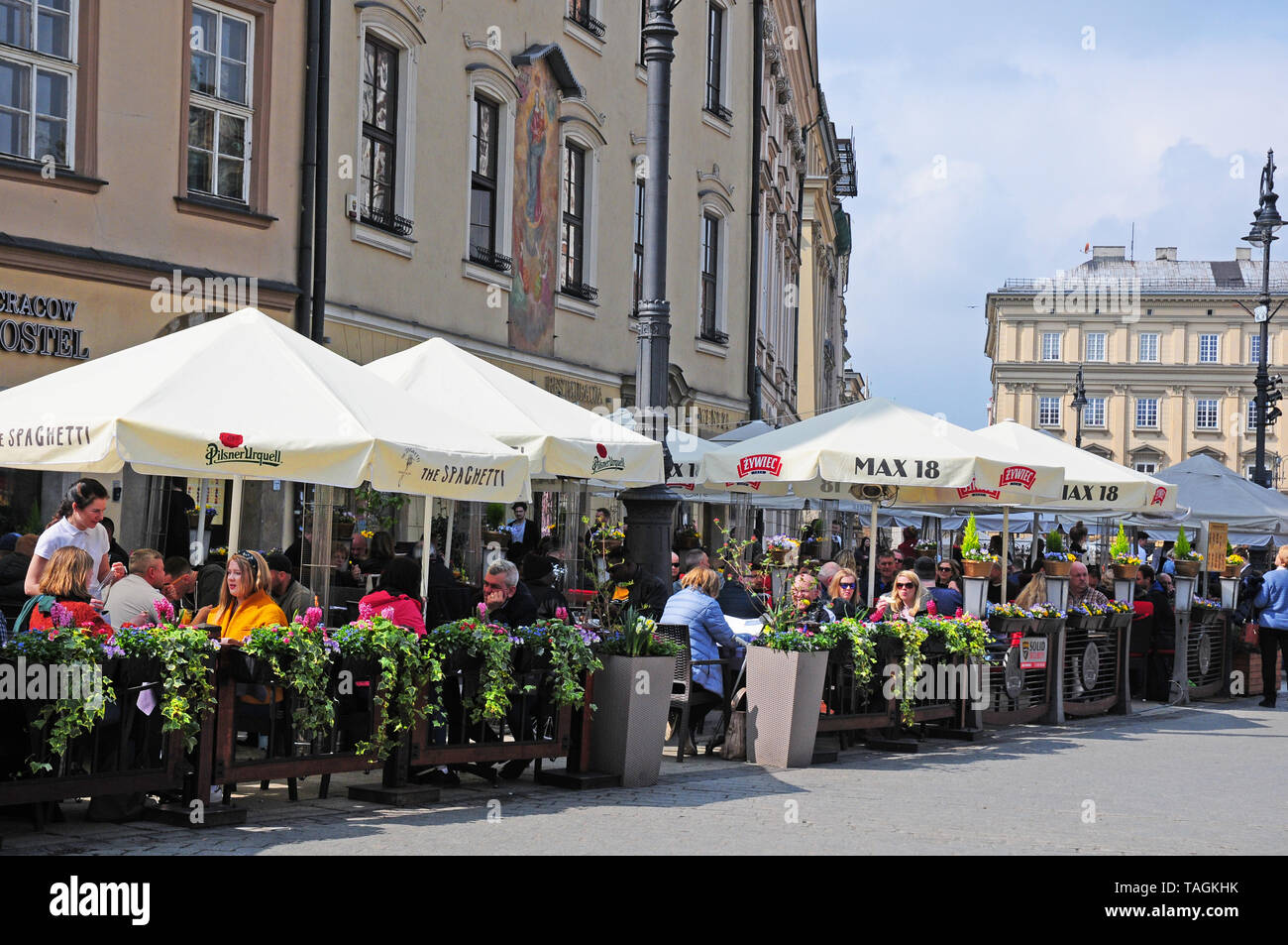 Die Menschen essen gehen in die Alten Stadtplatz, Krakau, Polen. Stockfoto
