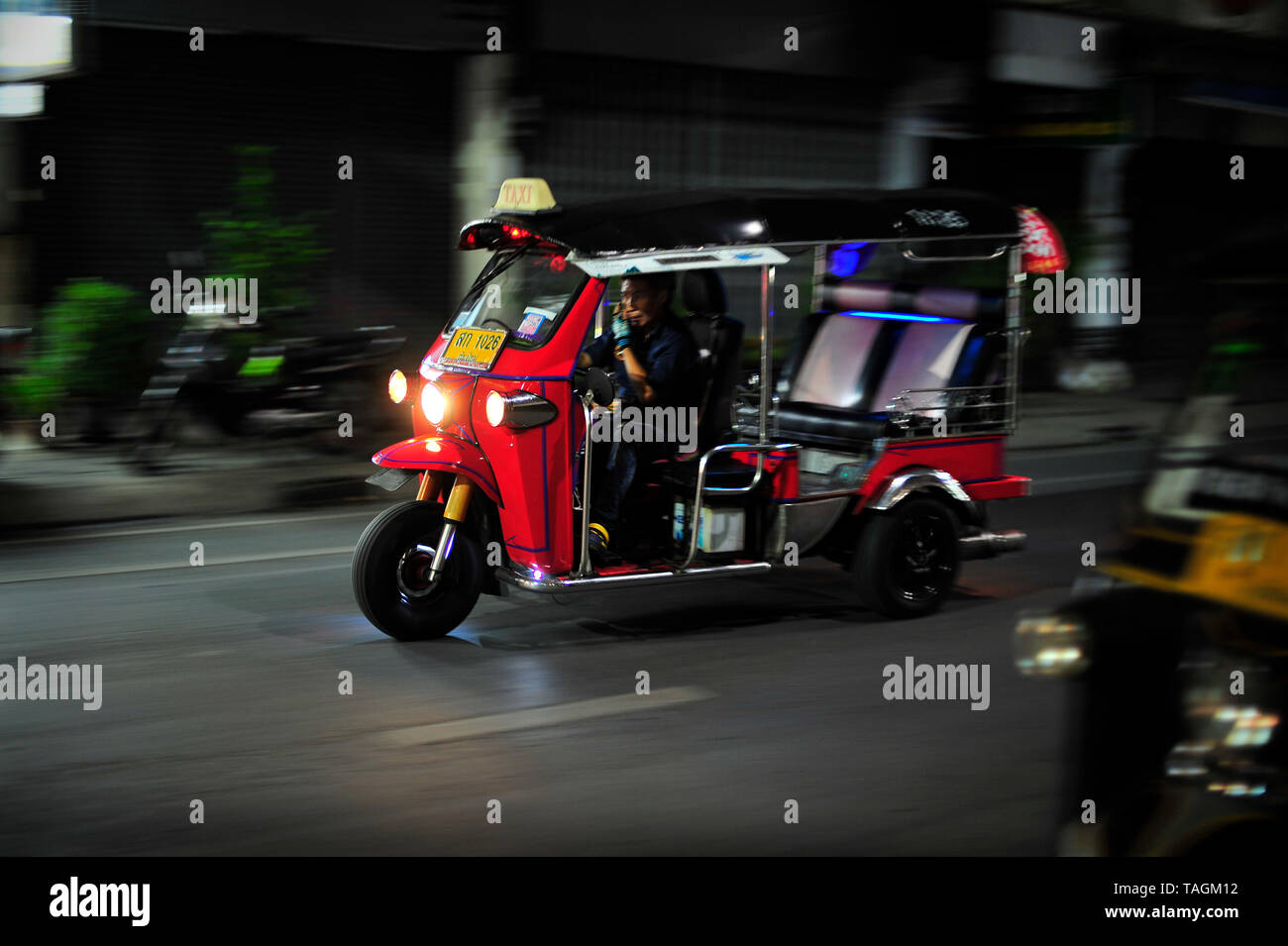 Tuk Tuks, die auf der Straße Chiang Mai Thailand Stockfoto