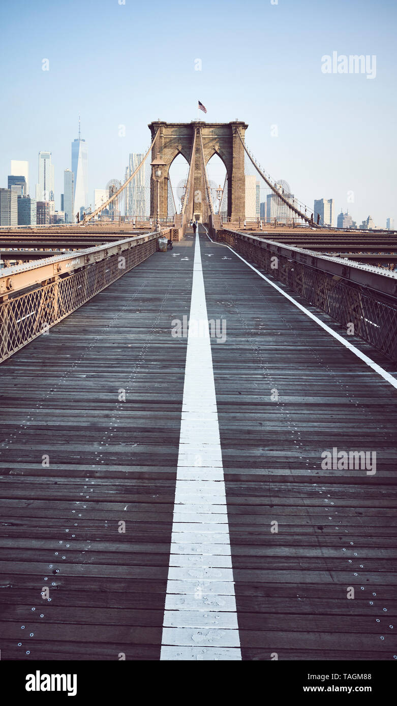 Brooklyn Bridge bei Sonnenaufgang, Farbe Tonen angewendet, New York City, USA. Stockfoto
