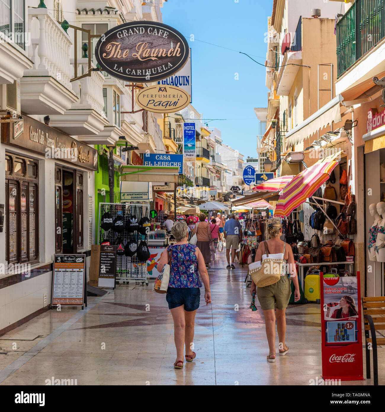 Geschäfte, Bars, Cafés und Restaurants in der Fußgängerzone in La Carihuela, Torremolinos, Costa del Sol, Spanien Stockfoto