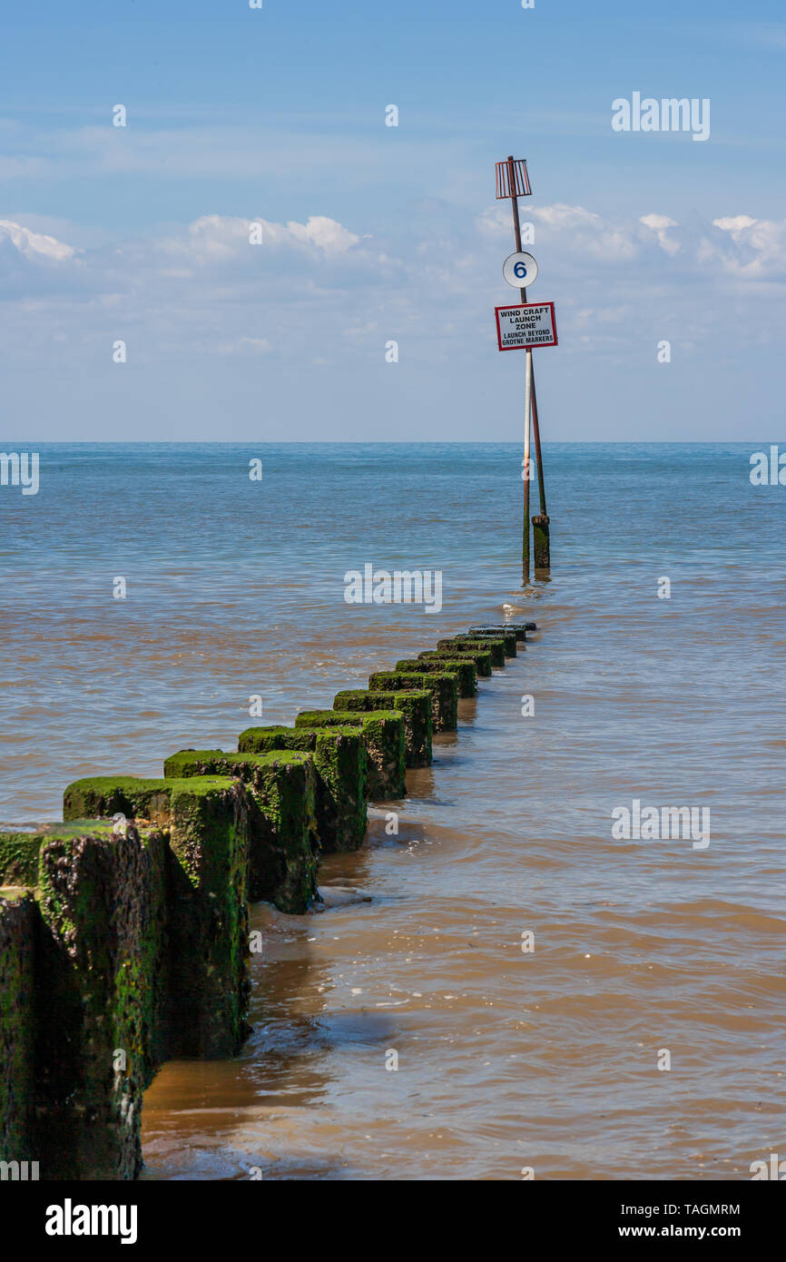 Groyne marker Boje auf der Küste von Norfolk, wind Handwerk start Zone Stockfoto