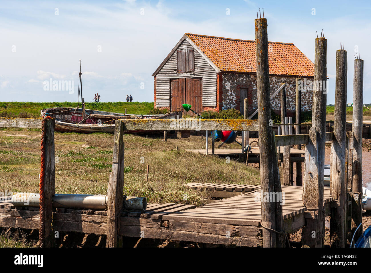 Blick auf die alte Kohle Schuppen und alten hölzernen Boot an thornham Hafen an der Küste von North Norfolk Stockfoto