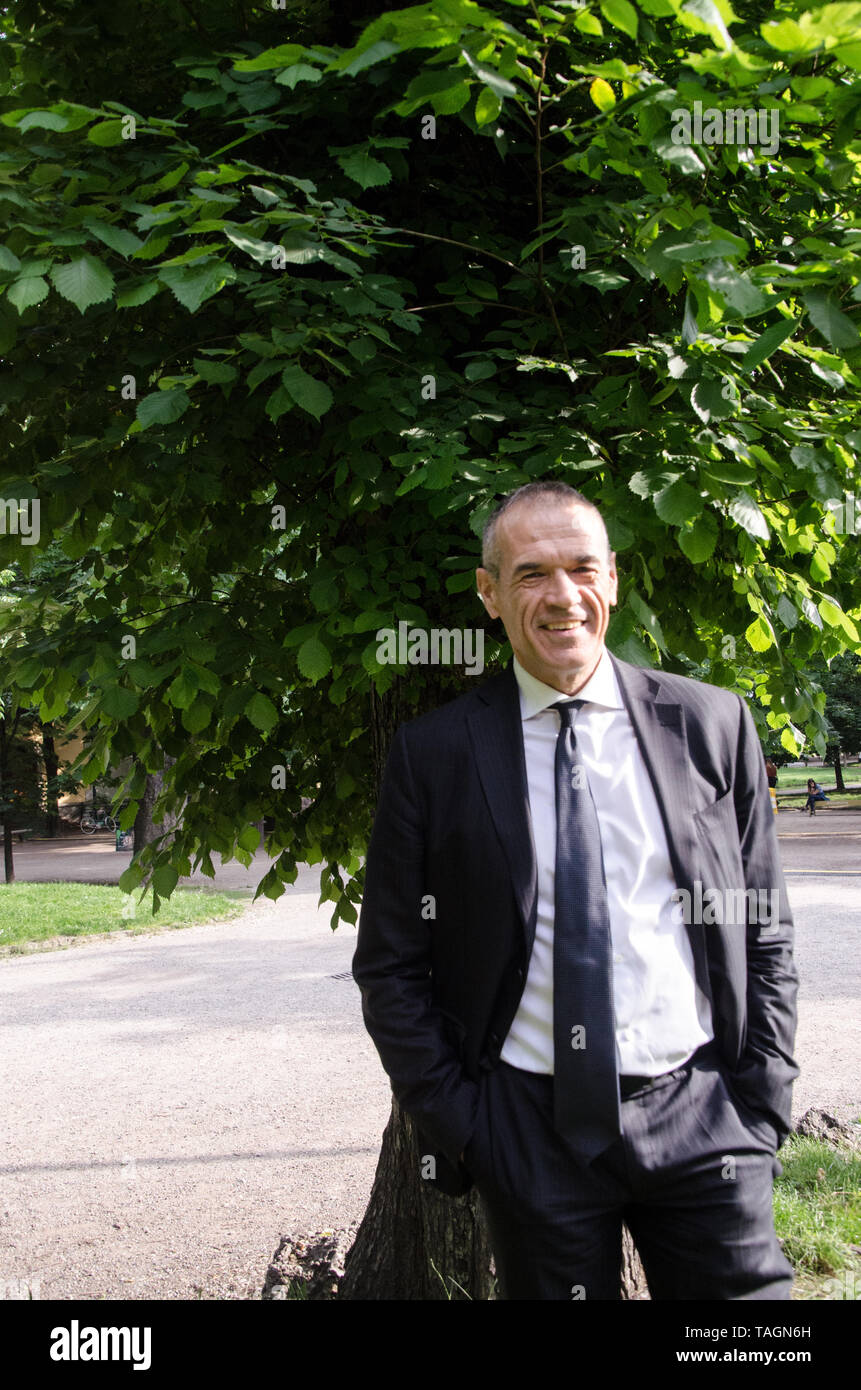 Carlo Cottarelli, italienische Wirtschaftswissenschaftler und ehemalige Direktor des Internationalen Währungsfonds am nächsten Fest verdrahtet. Mailand, 24. Mai, 2019 Stockfoto