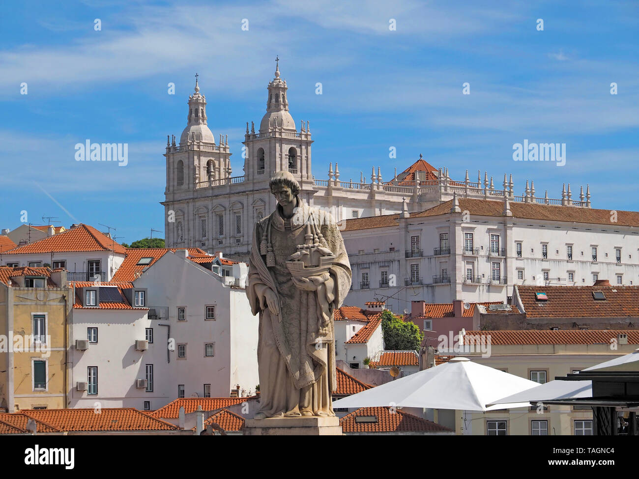 Die Hügel von Lissabon mit der Kirche Sao Vicente de Fora Stockfoto