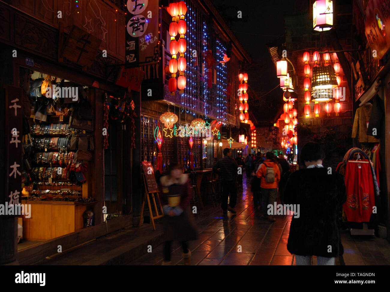 Jinli Alte Straße in Chengdu, China. Jinli Straße hat Cafés und Bars und ist mit roten Laternen dekoriert. Es ist ein Spaß, nachts in Chengdu. Stockfoto