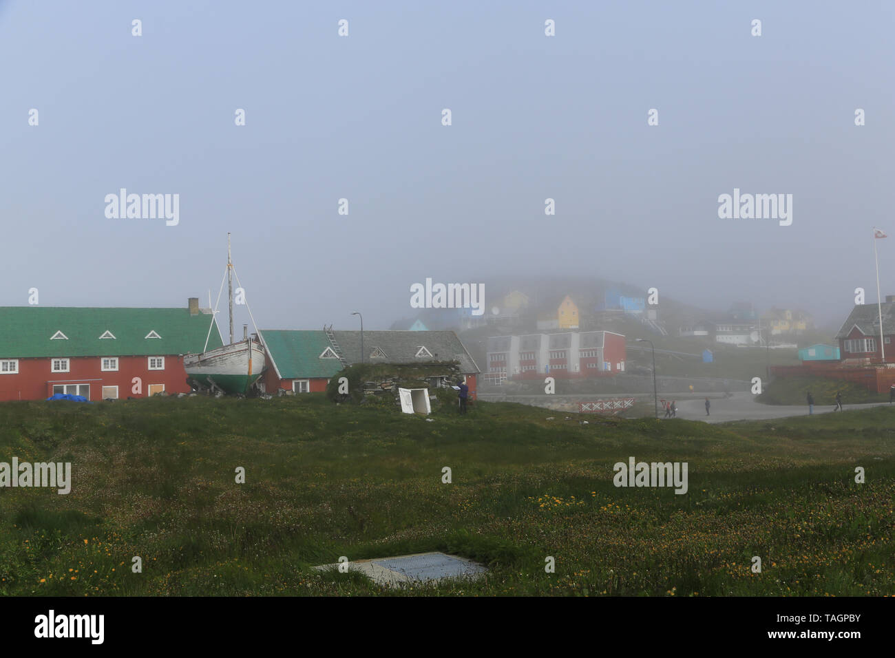 Historische Boot und Turf Haus in der Ortschaft Paamiut an der Westküste Grönlands an einem nebligen Tag. Stockfoto