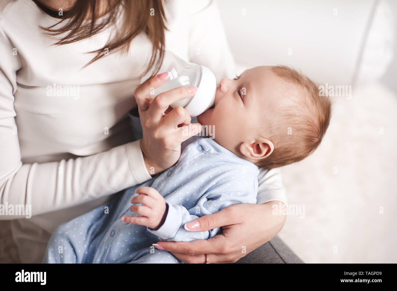 Baby trinken Milch aus der Flasche Holding durch die Mutter. Gesunde Ernährung. Stockfoto