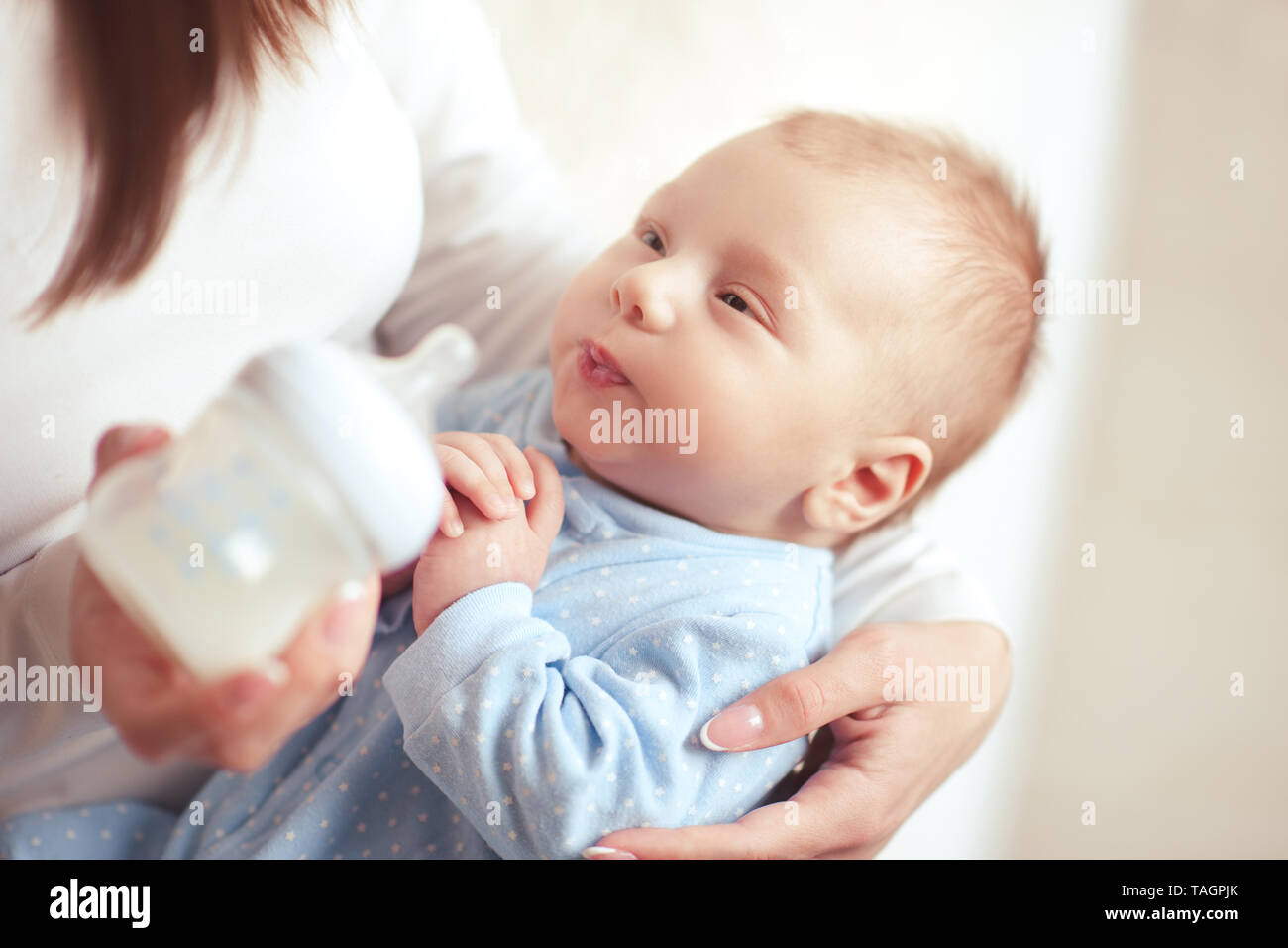 Mutter feeding baby boy 2-3 Monate alt mit Milch in der Flasche Nahaufnahme. Die Mutterschaft. Mutterschaft. Stockfoto