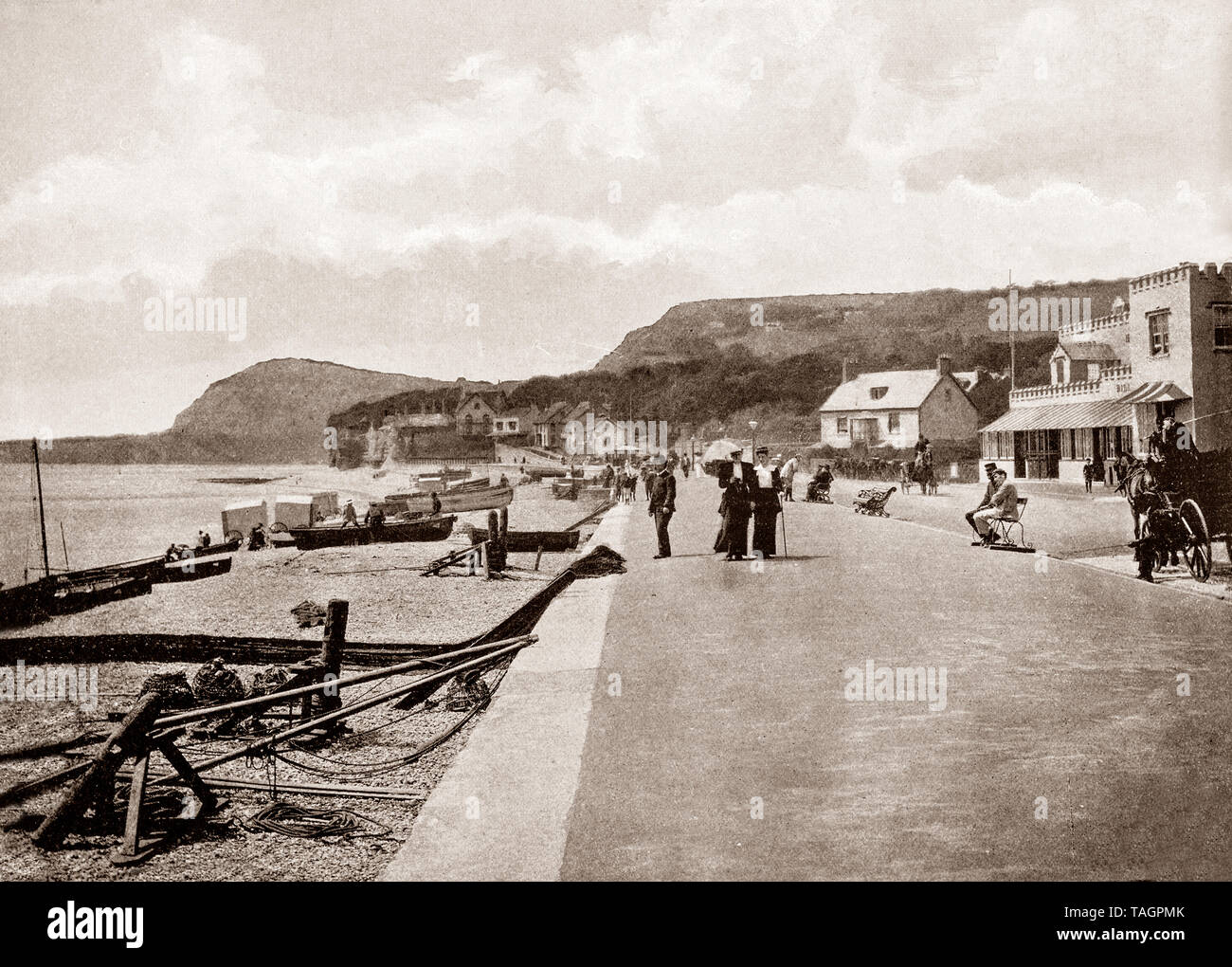 Ein Ende des 19. Jahrhunderts Blick auf die Küste und der Küste von Sidmouth, einer Stadt an der englischen Kanalküste in Devon, Südwest-England gelegen. Es blieb ein Dorf, bis die Mode für die Küstenorte in der georgianischen und viktorianischen Zeiten des 18. und 19. Jahrhunderts wuchs. Eine Reihe von georgischen und Regency Gebäude noch bleiben. 1874, Sidmouth an das Schienennetz durch eine Nebenbahn contibuting zum Wachstum der Besucher und Touristen verbunden. Stockfoto