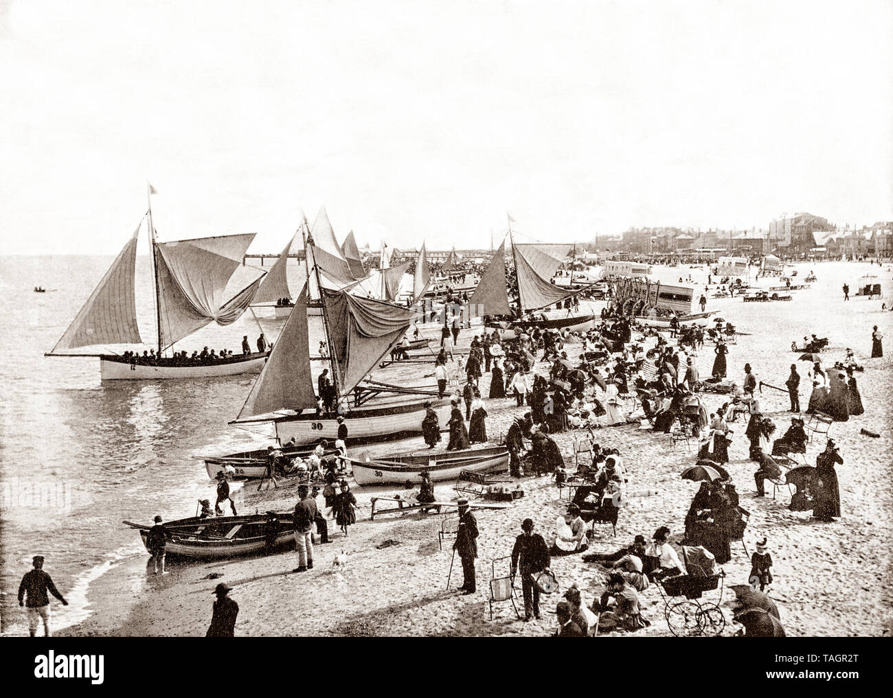 Ein Blick aus dem späten 19. Jahrhundert von Yachten am Strand, und etwa im August Regatta in Great Yarmouth, aka Yarmouth, einer Stadt am Meer in Norfolk, England, teil. Es ist ein Badeort, der seit 1760 gewesen, das auch einen Gateway von der Norfolk Broads an der Nordsee sowie als langjähriger Fischereihafen. Als Tourist Center, Yarmouth stieg zum Vorsprung, wenn eine Bahn gebaut im Jahre 1844 konnten die Besucher einfacher und preiswerter Zugang und löste einen Zustrom von Siedlern. Stockfoto