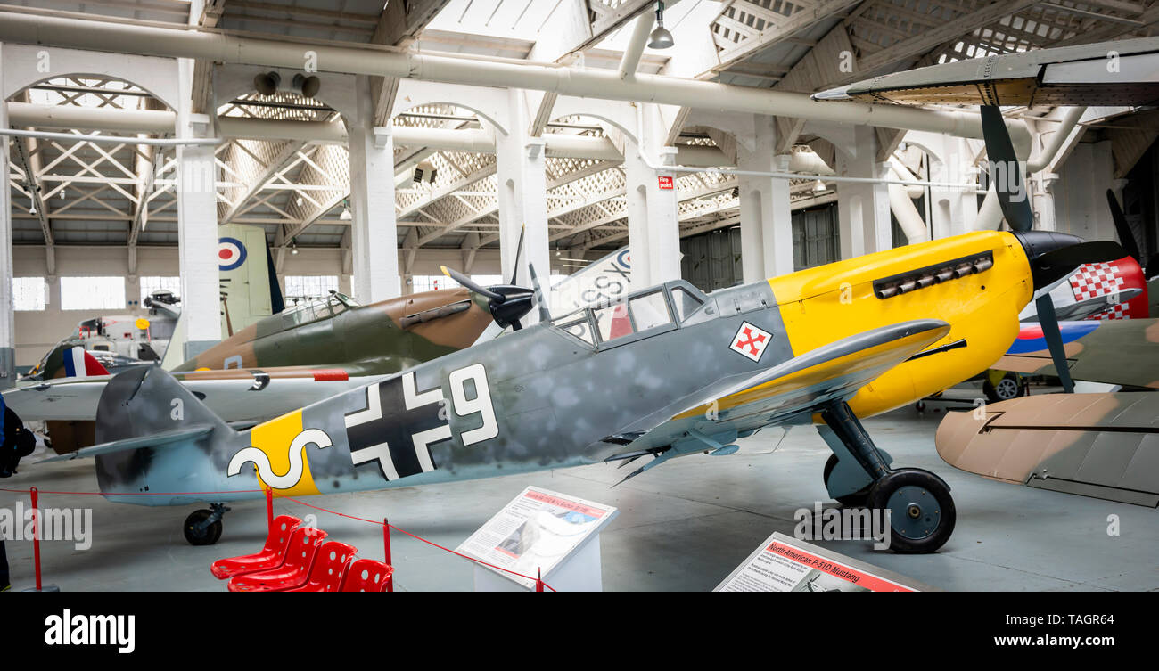 Weltkrieg zwei Messerschmitt Bf 109 Deutsche Jagdflugzeug im Imperial War Museum, Duxford, Cambridgeshire, Großbritannien Stockfoto