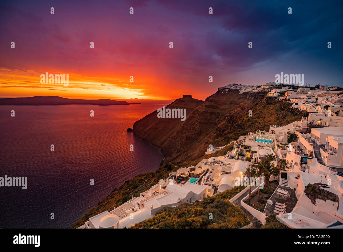 Einzigartigen Sonnenuntergang Farben auf der Insel Santorin in Griechenland, einem der schönsten Reiseziele der Welt. Stockfoto