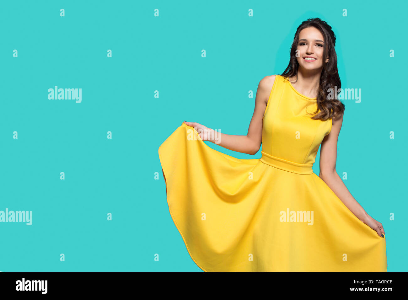 Gelbes Kleid Stockfotos Und Bilder Kaufen Alamy