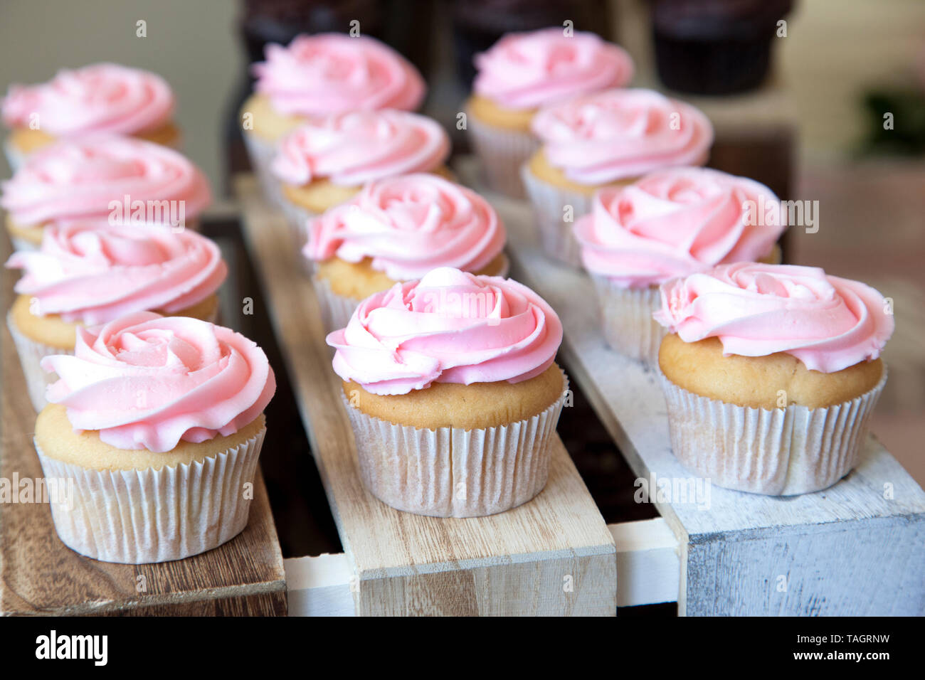 Wunderschöne rosa Zuckerguss auf der schönen weißen Vanille Cupcakes auf einer Party oder Feier Stockfoto