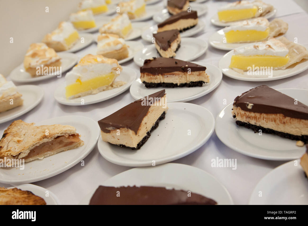 Käsekuchen, Zitrone und Apfel Kuchen bereit, auf einzelne Platten als Schichten, um bedient zu werden. Stockfoto