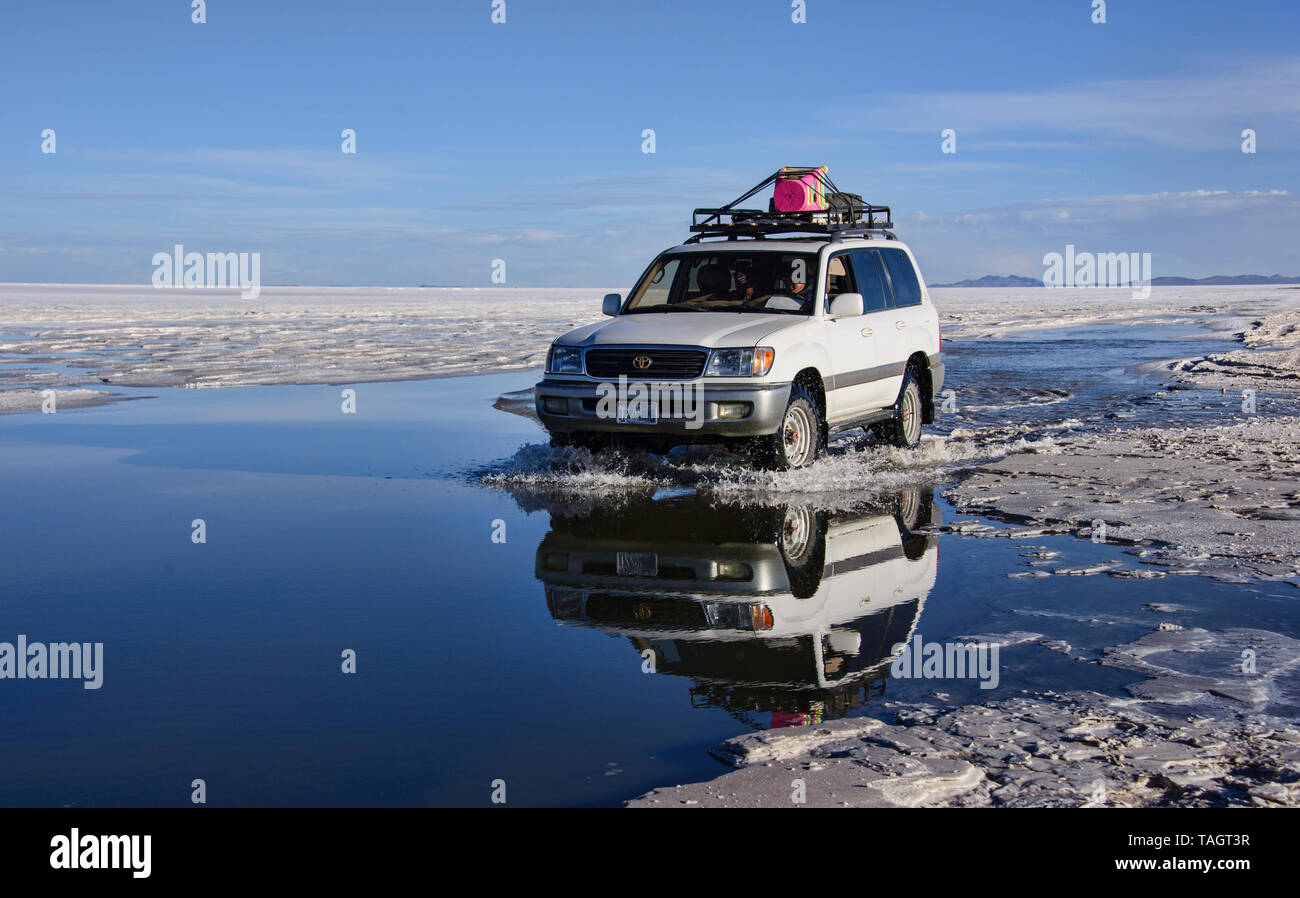 Reflexionen über die Salinen der Salar de Uyuni, Bolivien Stockfoto