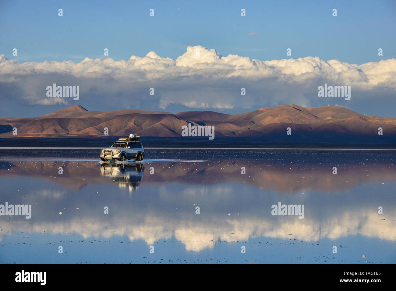 Reflexionen über die Salinen der Salar de Uyuni, Bolivien Stockfoto