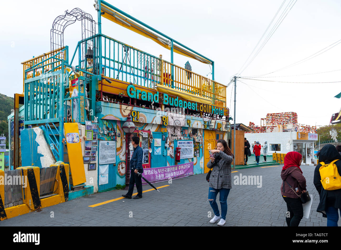 Touristen, die in Gamcheon Culture Village, berühmten Attraktion mit schwingend bemalten Häuser in Busan, Südkorea Stockfoto