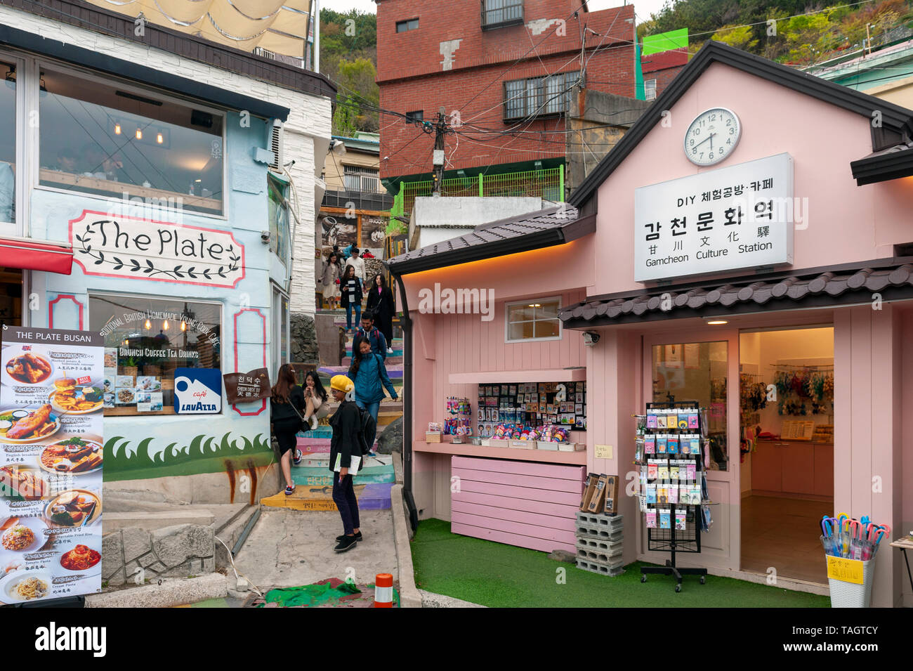 Touristen, die in Gamcheon Culture Village, berühmten Attraktion mit schwingend bemalten Häuser in Busan, Südkorea Stockfoto